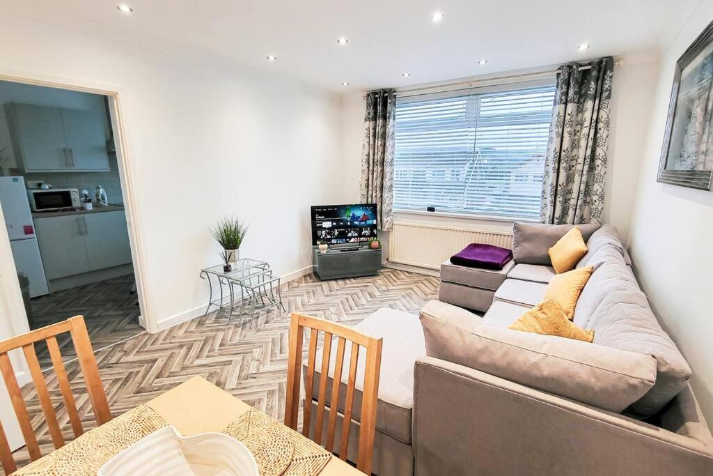 Lovely & modern 2-Bedroom Flat above shop in Tonteg, Llantwit Fardre