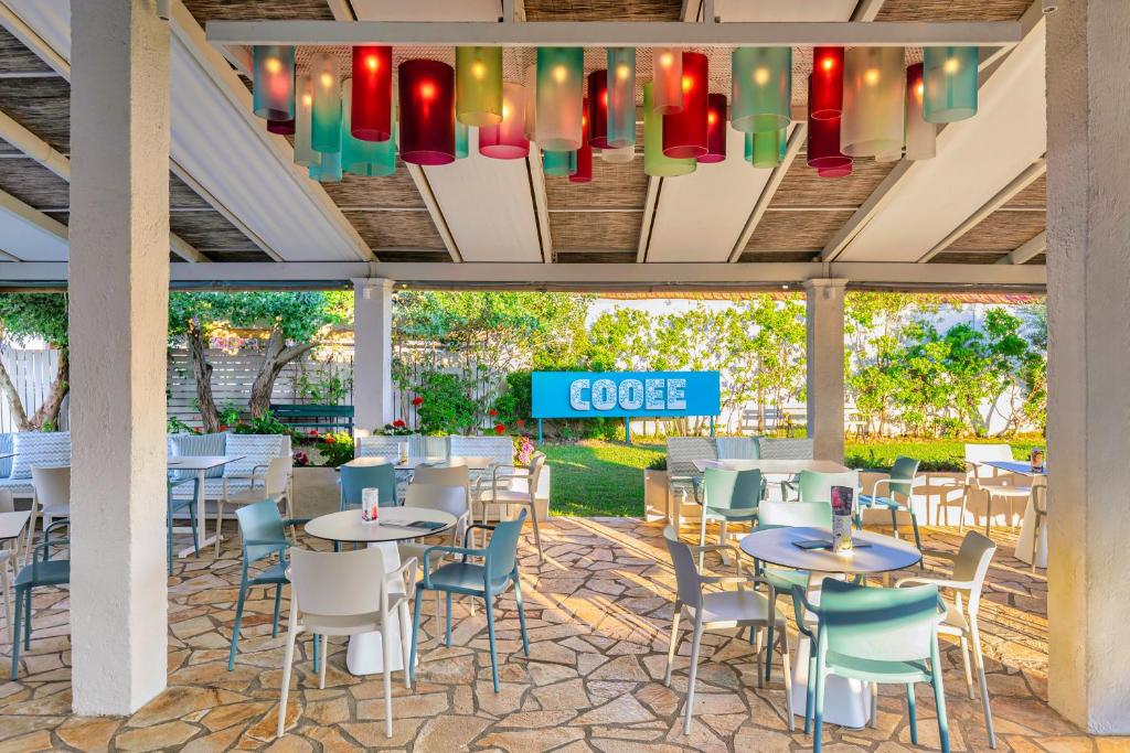 Hotel Albatros — Restaurant & bars in Moraitika, Ionian Islands