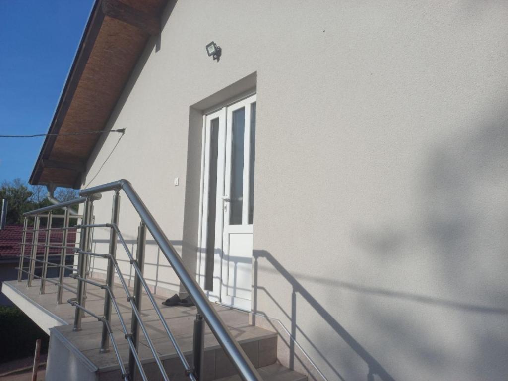 PČELICA - 4