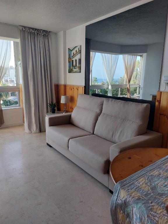 Lovely apartment in Torremolinos Views of the sea, pool, terrace, sofa bed and fully equipped kitchen - 2