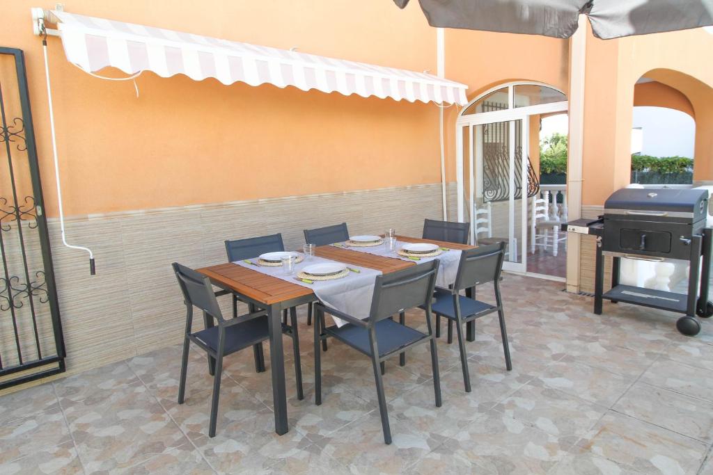 Great villa, Sea views, 20 secs walk to the beach, BBQ, 9 people, 5 mins car from Alicante city center, sailing club 3 mins walk - 4