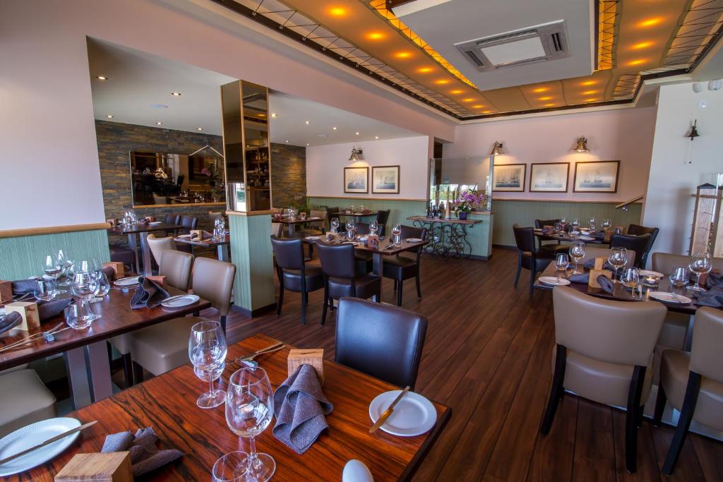 Restaurant, Pine Tree Seaside Apartments 500m to Beach in Albufeira