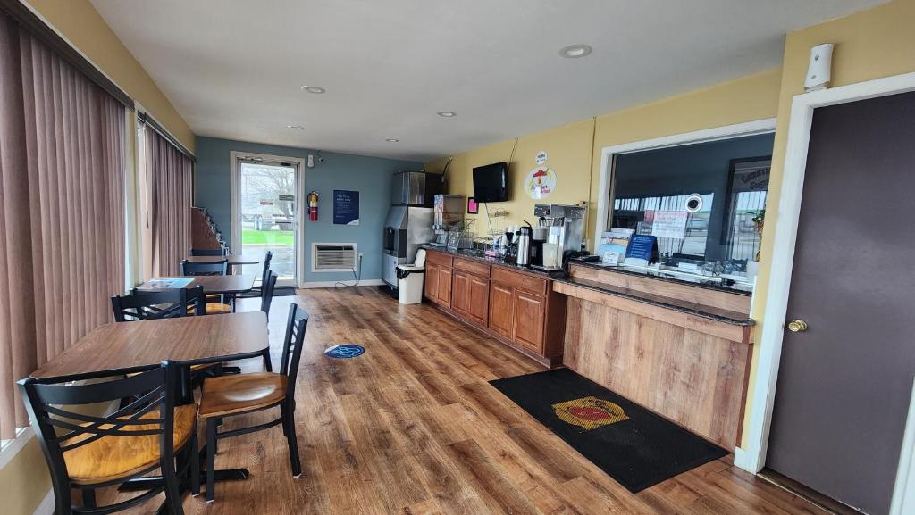 Super 8 By Wyndham Centerville-Richmond photo