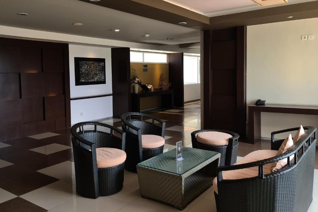 Shared lounge/TV area