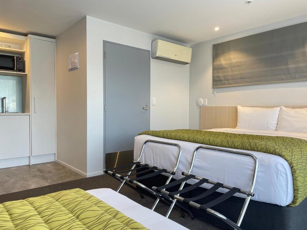 2 on Whiteleigh and 239 on Lincoln Motel photo