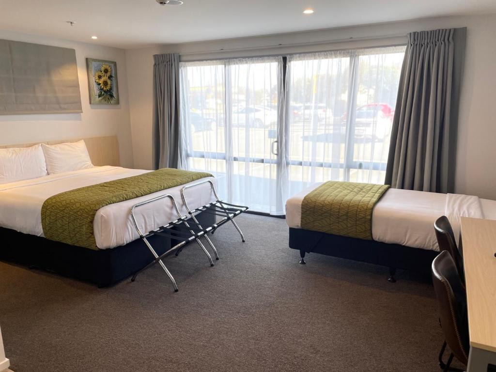 2 on Whiteleigh and 239 on Lincoln Motel photo