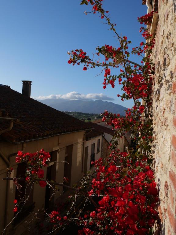 Chambre et salon climatisés chez l'habitant dans une maison de village de charme
