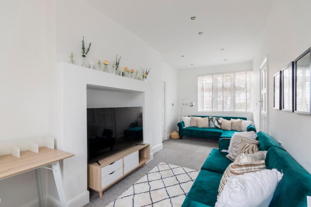 Surrey Stays - 5bed house, sleeps 12, CR5, near Gatwick Airport