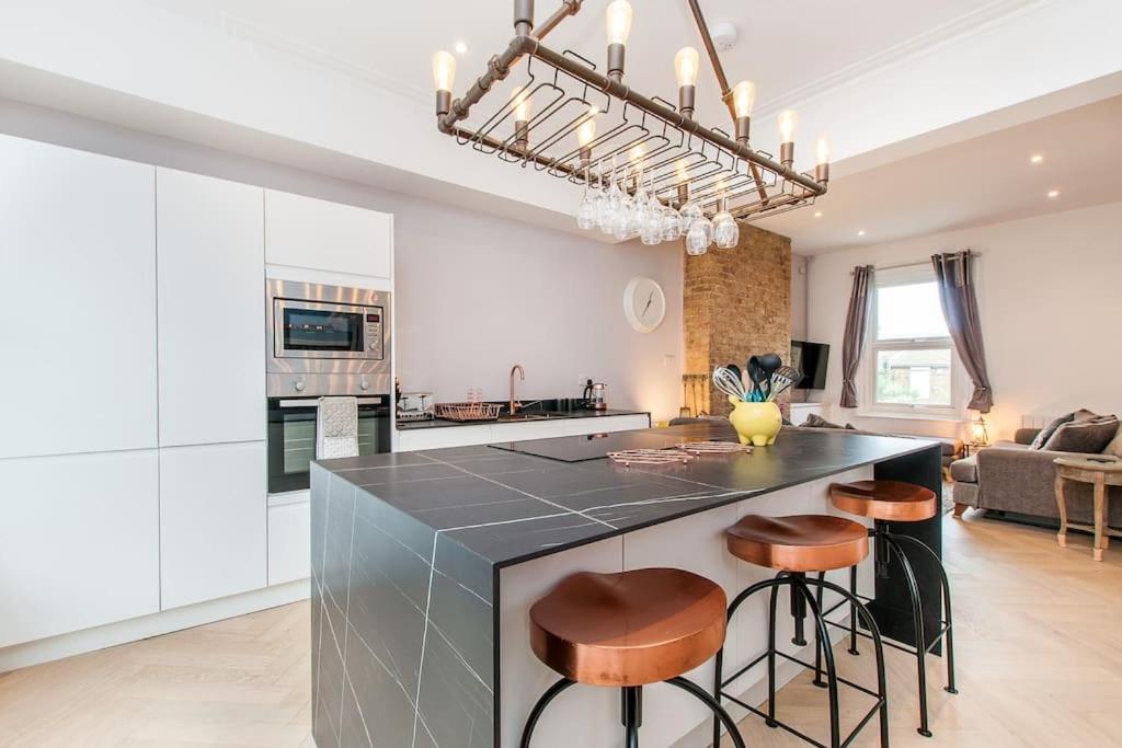 Lighthouse View - Apartment by the Sea, Margate