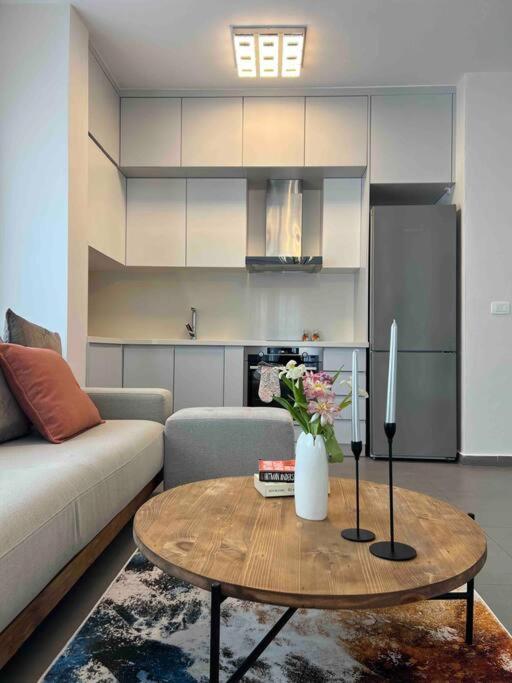 Mozart House - Spacious Luxury Apartment - Heart of the City, Тирана