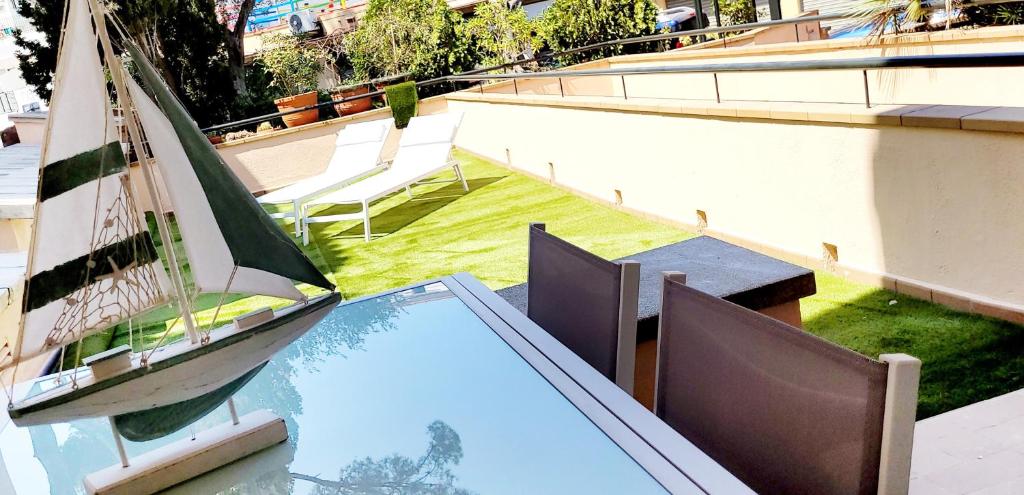 Precioso Apartamento Reformado en 1ra Linea de Mar sin vistas - 1