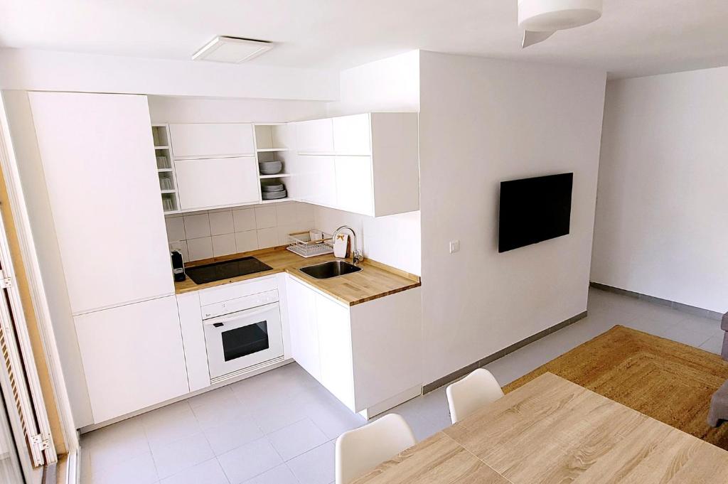 Precioso Apartamento Reformado en 1ra Linea de Mar sin vistas - 3