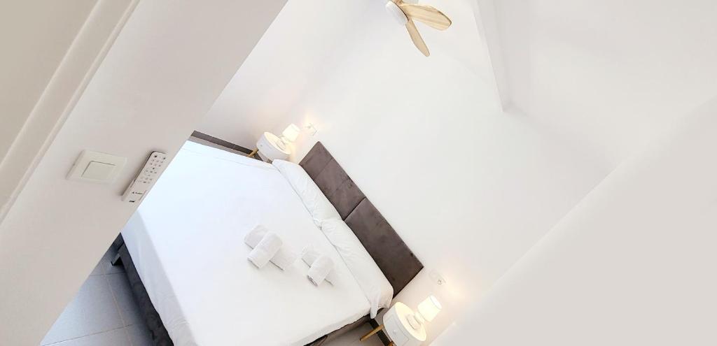 Precioso Apartamento Reformado en 1ra Linea de Mar sin vistas - 4