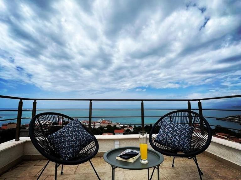 Cold Bay Mansion Luxury Sea View Suites - 2