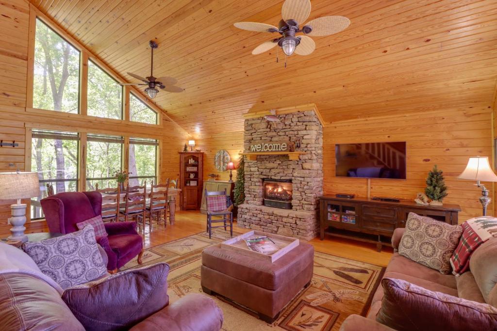Roomy Riverfront Trout Valley Cabin with Porch 전경