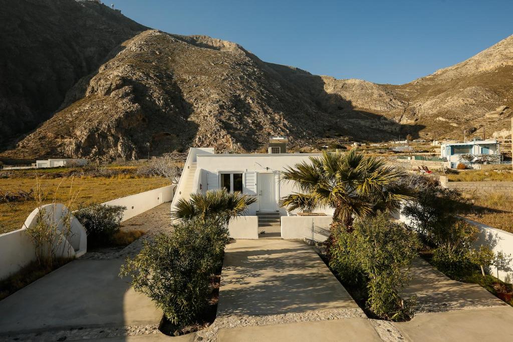 Thera cycladic house at Perissa , Santorini by MPS, Perissa