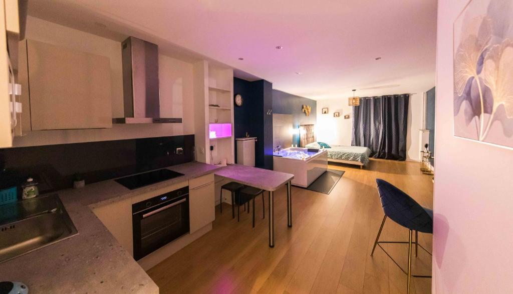 * Spa & Détente # Suite Privée # Tours # Netflix * - 4