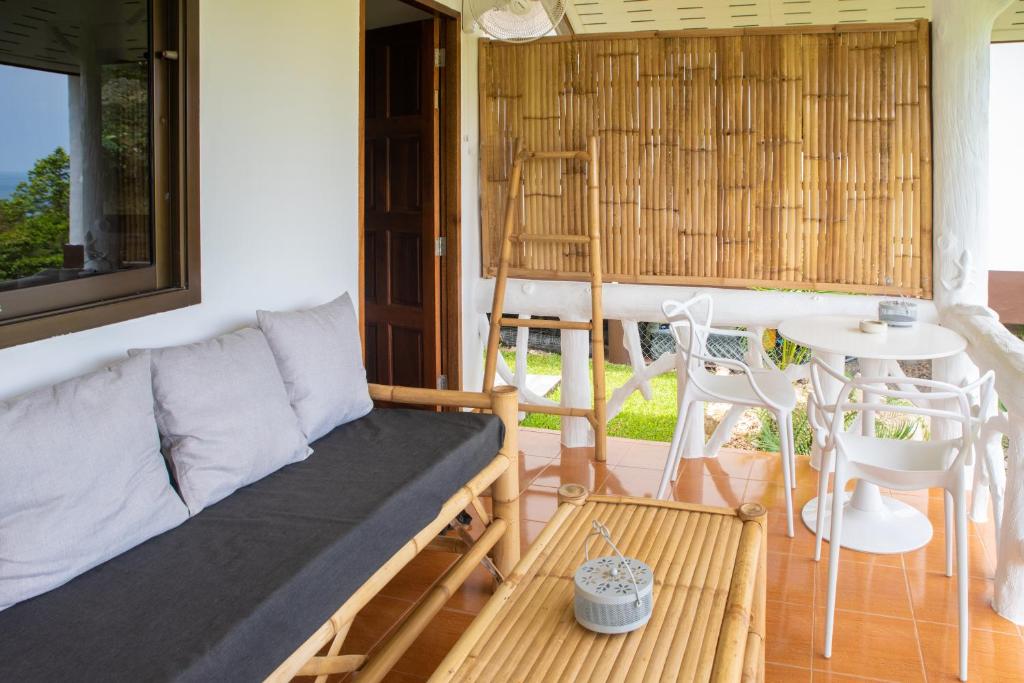 Le Balcon, Haad Yao. photo