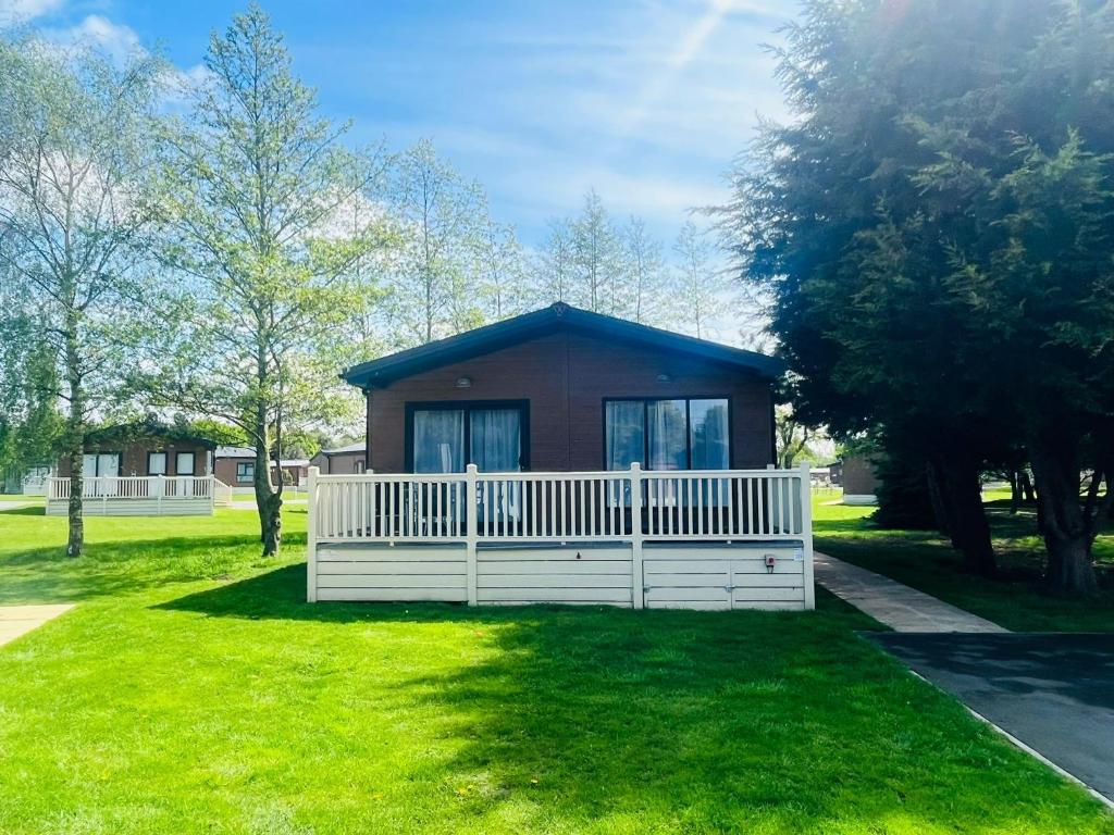 The Beak Lodge with Hot Tub, Barmby on the Moor