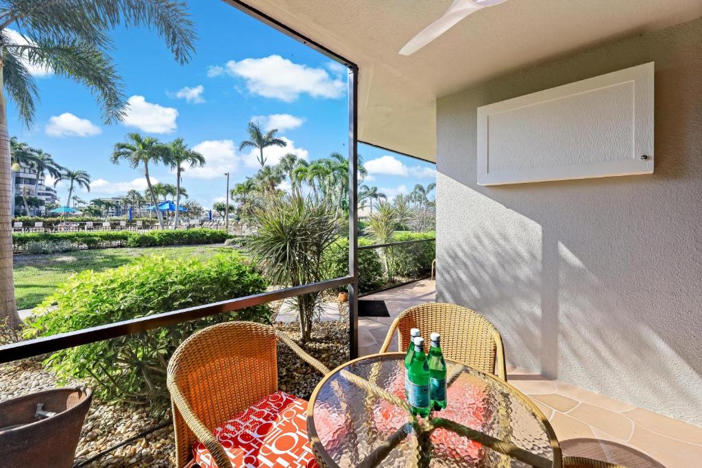 Rare garden unit with pool, grills and beach access, Marco Island