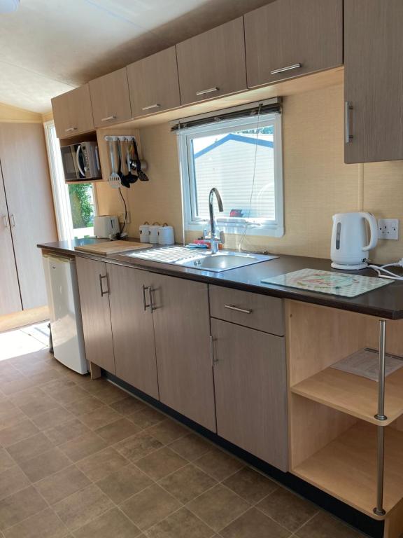 Luxury 8 and 6 Berth Caravans, St Osyth photo 6