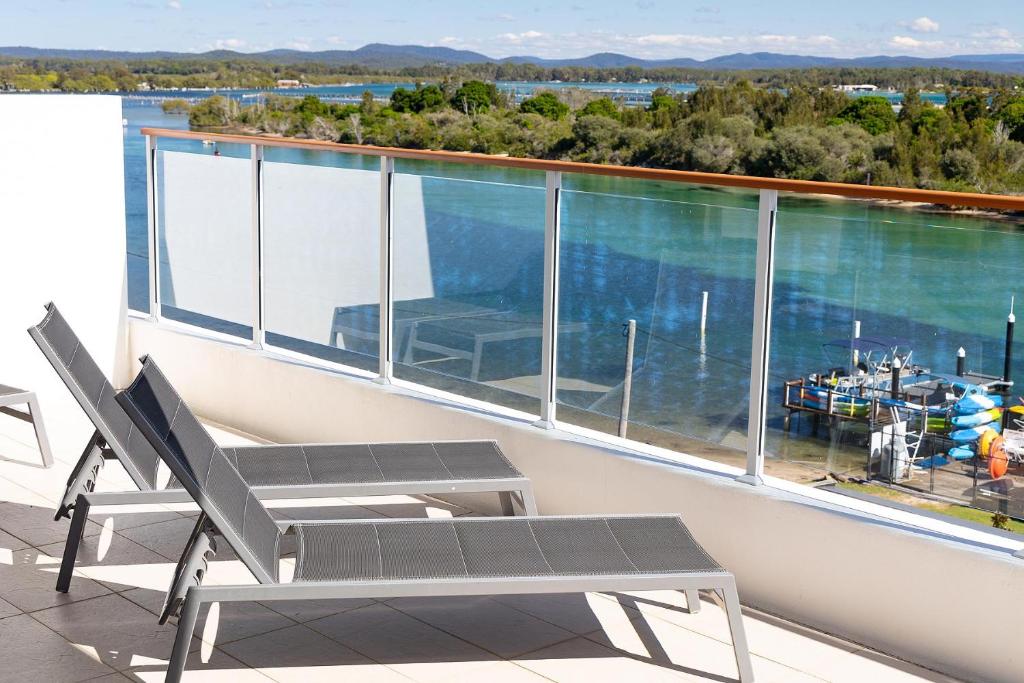 Waterline 303, Forster