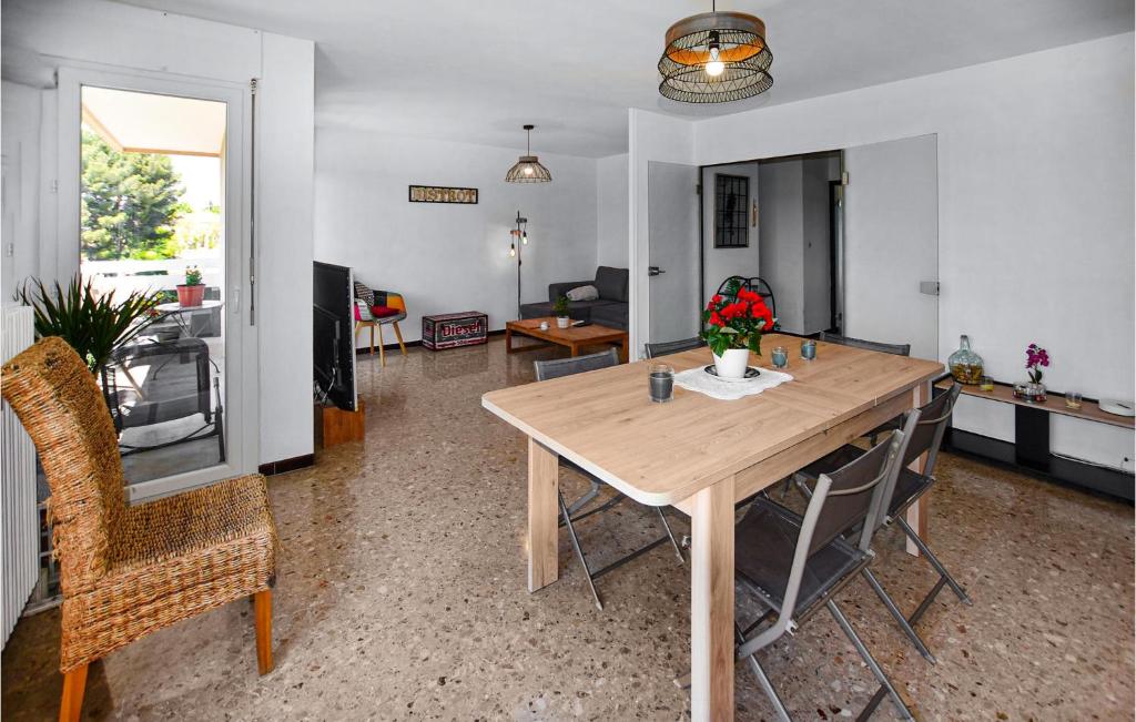2 Bedroom Amazing Apartment In Carpentras - 4