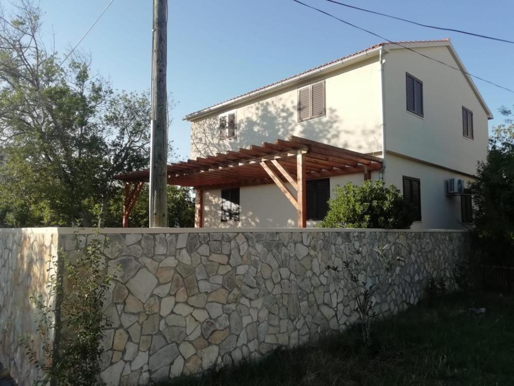 Apartman Mirna, Betina