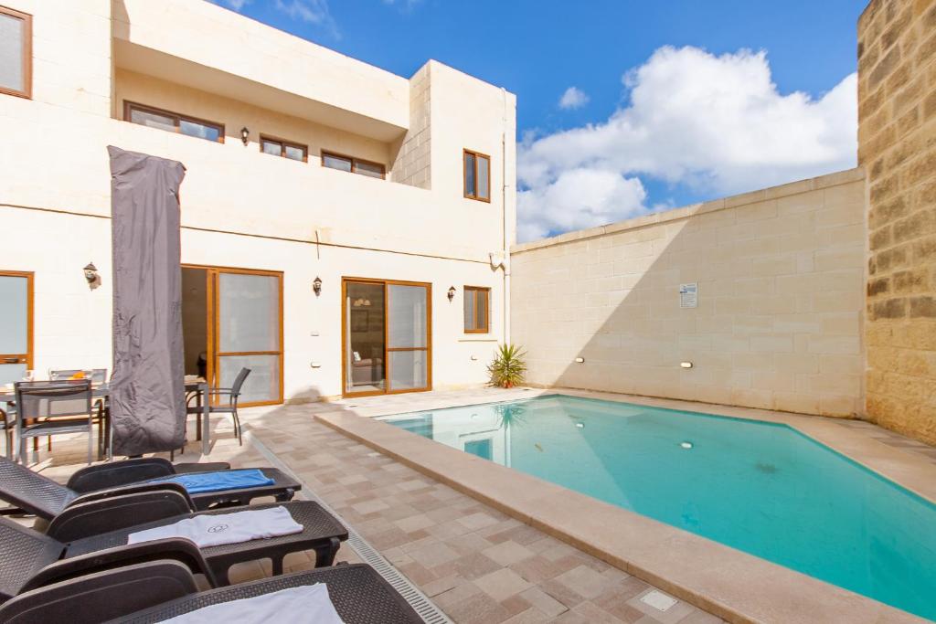 Nadurija, So Nice Gozitan Villa + Pool - Happy Rentals, Nadur