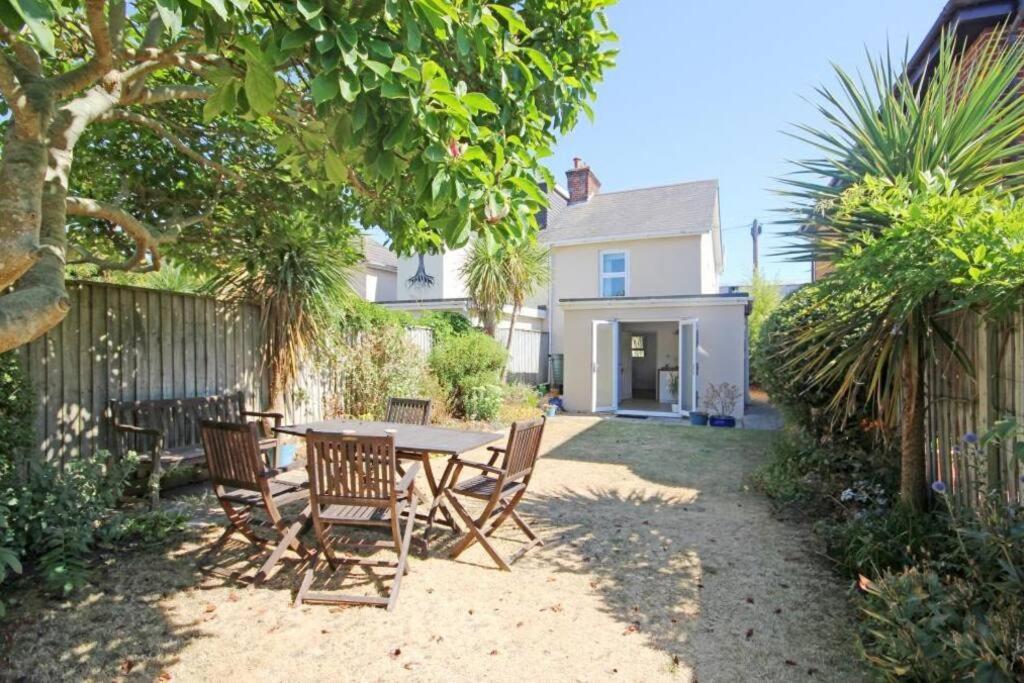 PALM TREES by BOURNECOAST - A Lovely Two Bedroom VICTORIAN HOLIDAY HOME Located in a Popular Area - photo 5