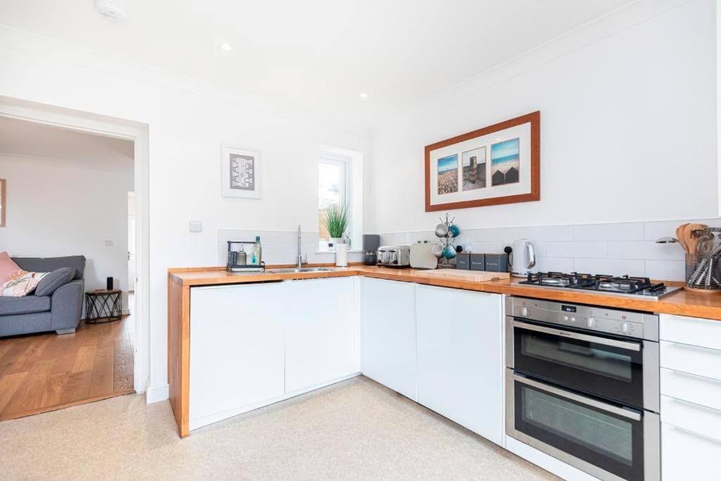 PALM TREES by BOURNECOAST - A Lovely Two Bedroom VICTORIAN HOLIDAY HOME Located in a Popular Area - photo 7