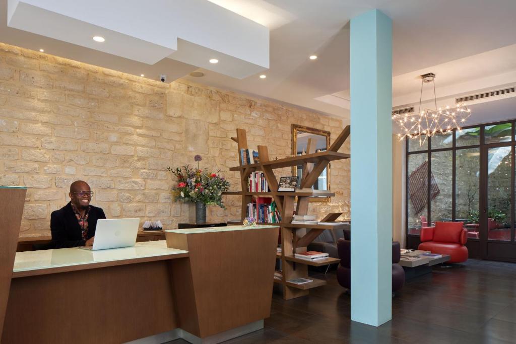 Front desk [24-hour]