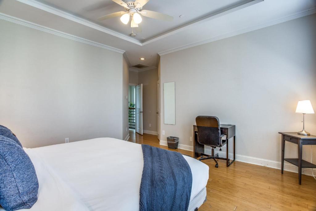 Stunning Oak Lawn Townhouse Close to everything photo