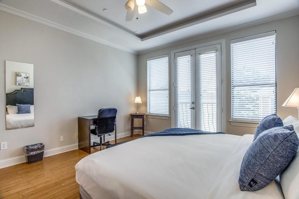 Stunning Oak Lawn Townhouse Close to everything photo