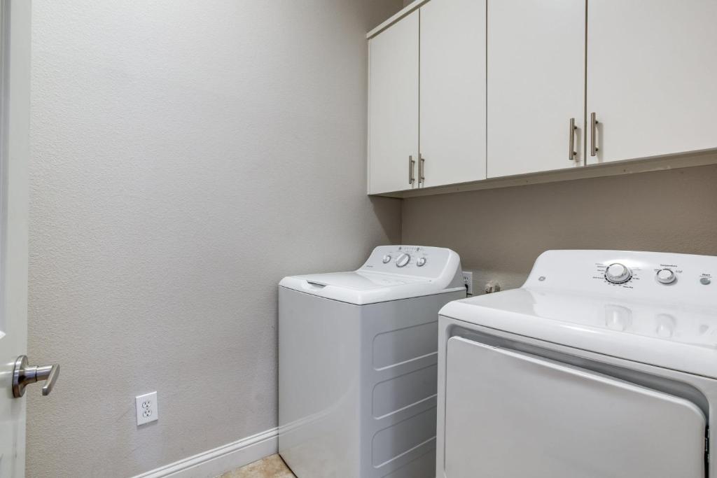 Stunning Oak Lawn Townhouse Close to everything photo