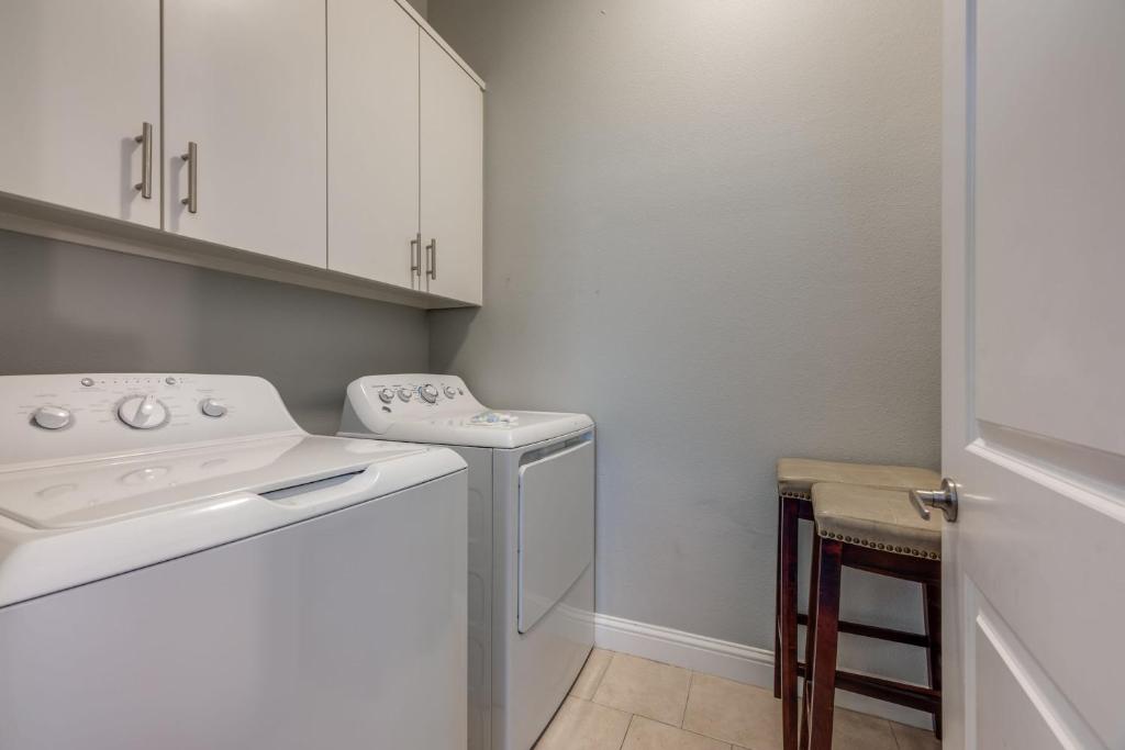 2 Unit Grand Oak Lawn house Perfect for Groups photo