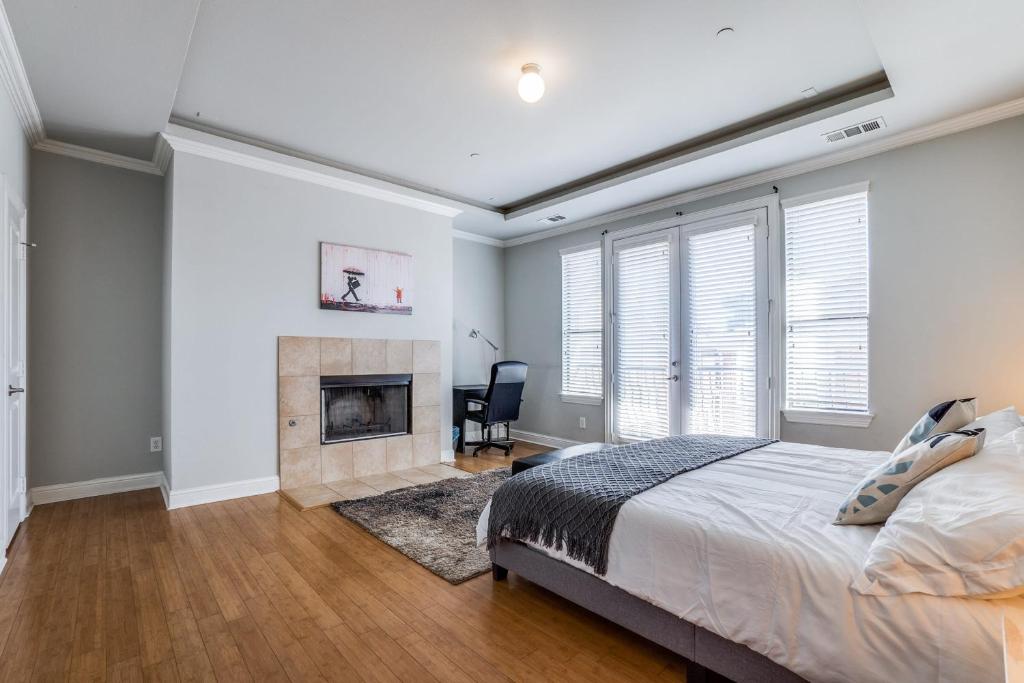 Gorgeous Oak Lawn Townhouse KING BEDS photo