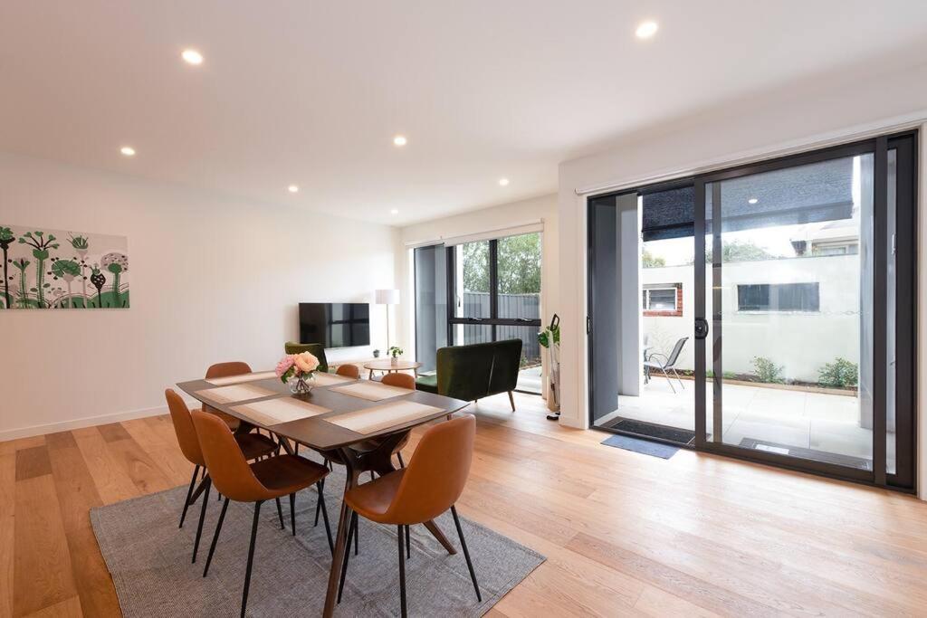 Modern 3BR Getaway next to Chadstone, Oakleigh