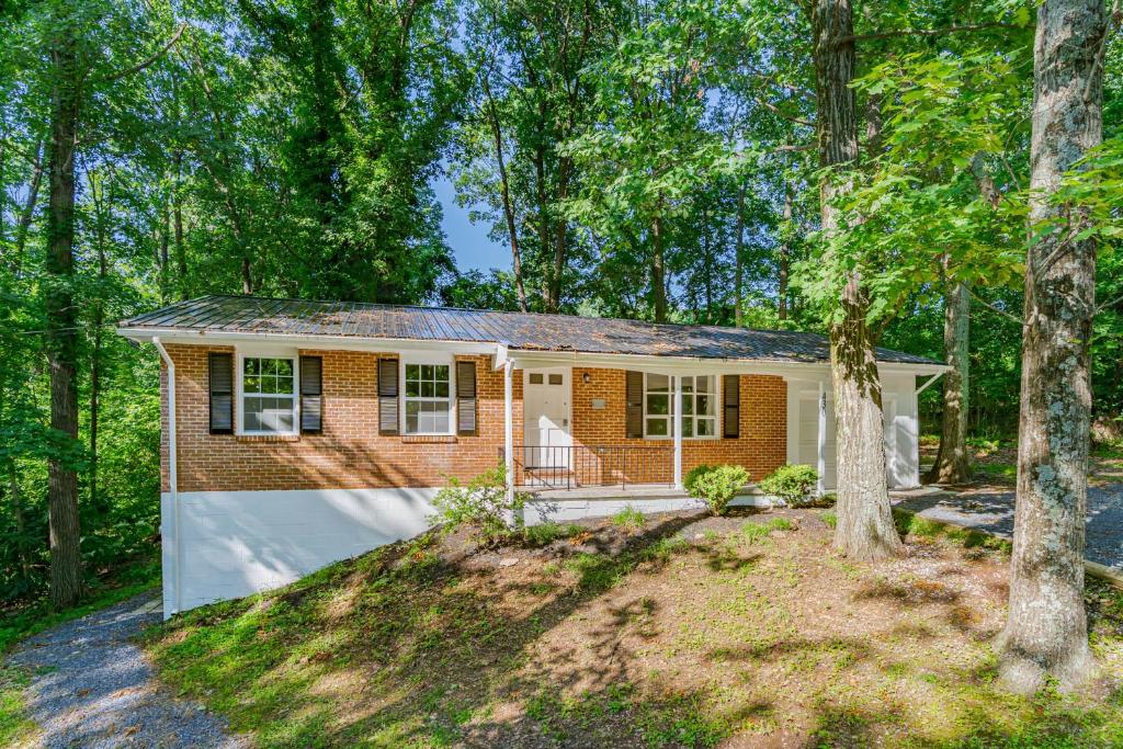 River & Kayak Cottage, Hot Tub, Deck, Grill, WiFi!