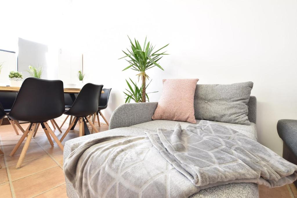 Big Wilten Apartment with free parking- Central and Peaceful - 4