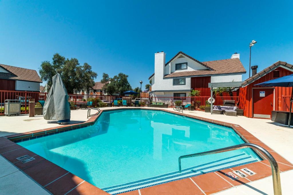 Metro PHX STUDIO QUEEN sleeps 4 HEATED POOL photo