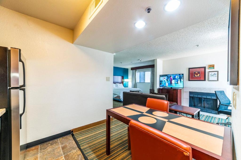 Metro PHX STUDIO QUEEN sleeps 4 HEATED POOL photo