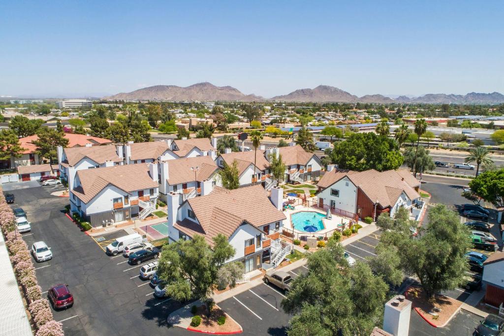 Metro PHX STUDIO QUEEN sleeps 4 HEATED POOL photo