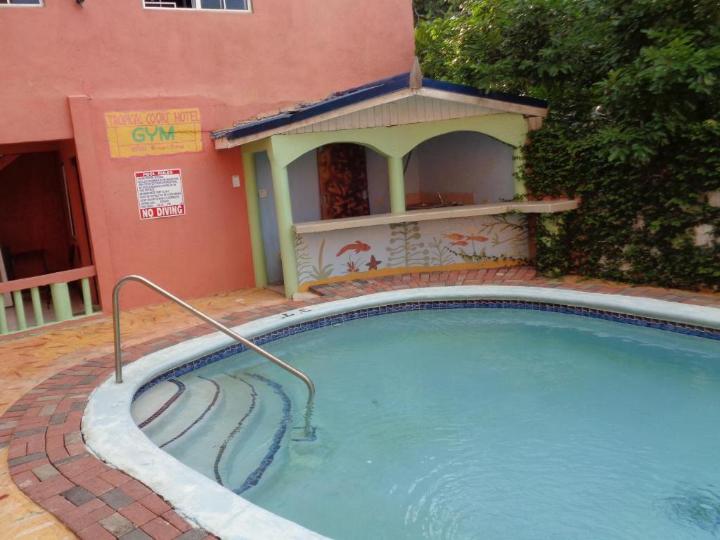 Tropical Court Hotel 객실 내부 모습