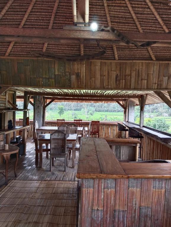 Amed Stop Inn Homestay, Rooftop Restaurant and Bar