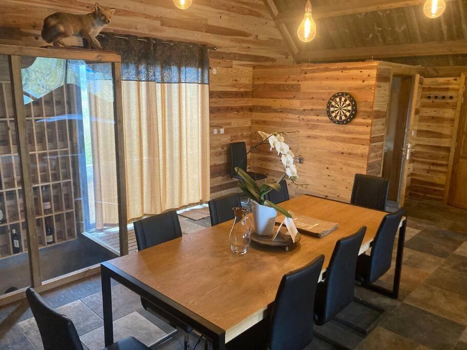 Le Chalet du Renard의 아늑한 내부 거실 또는 정원 전망