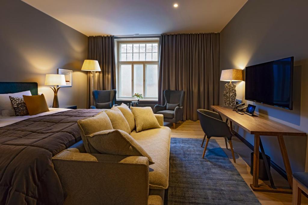 Shared lounge/TV area