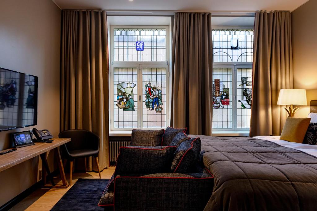 Shared lounge/TV area