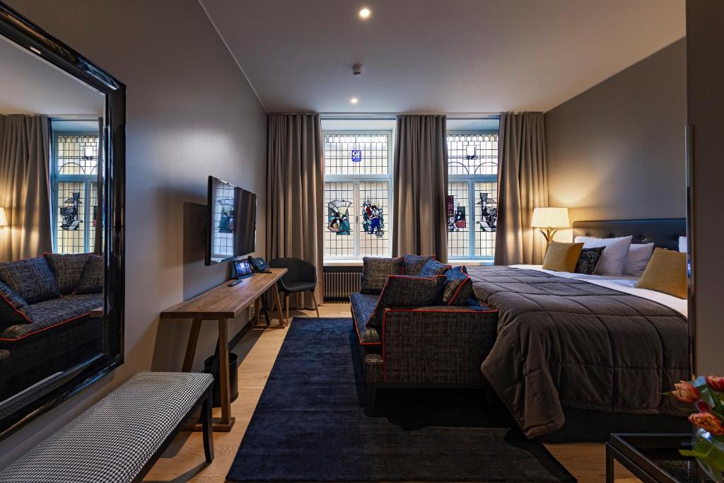 Shared lounge/TV area