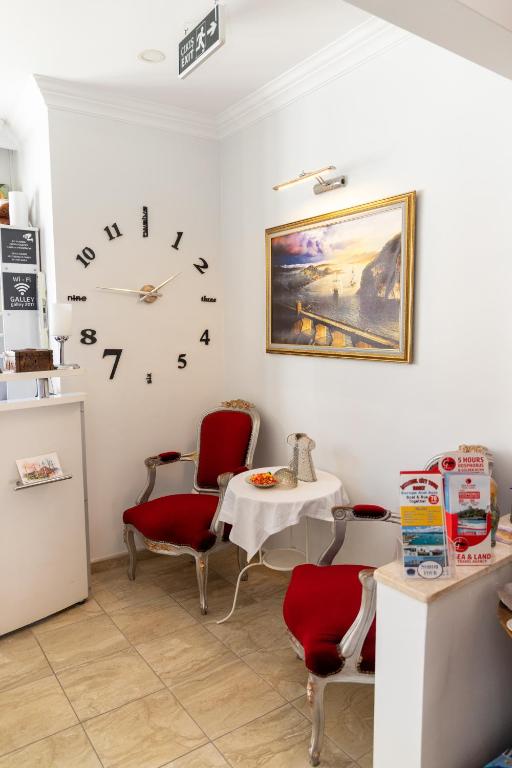 Front desk [24-hour]